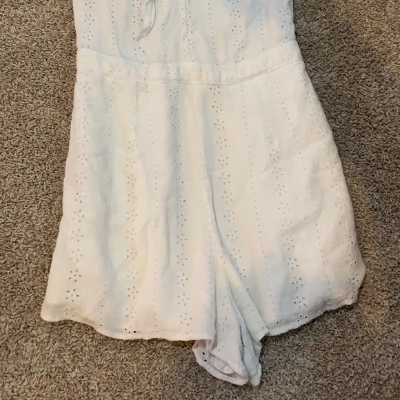 Hollister…..very cute summer White Hollister romper with keyhole front - Picture 2 of 4